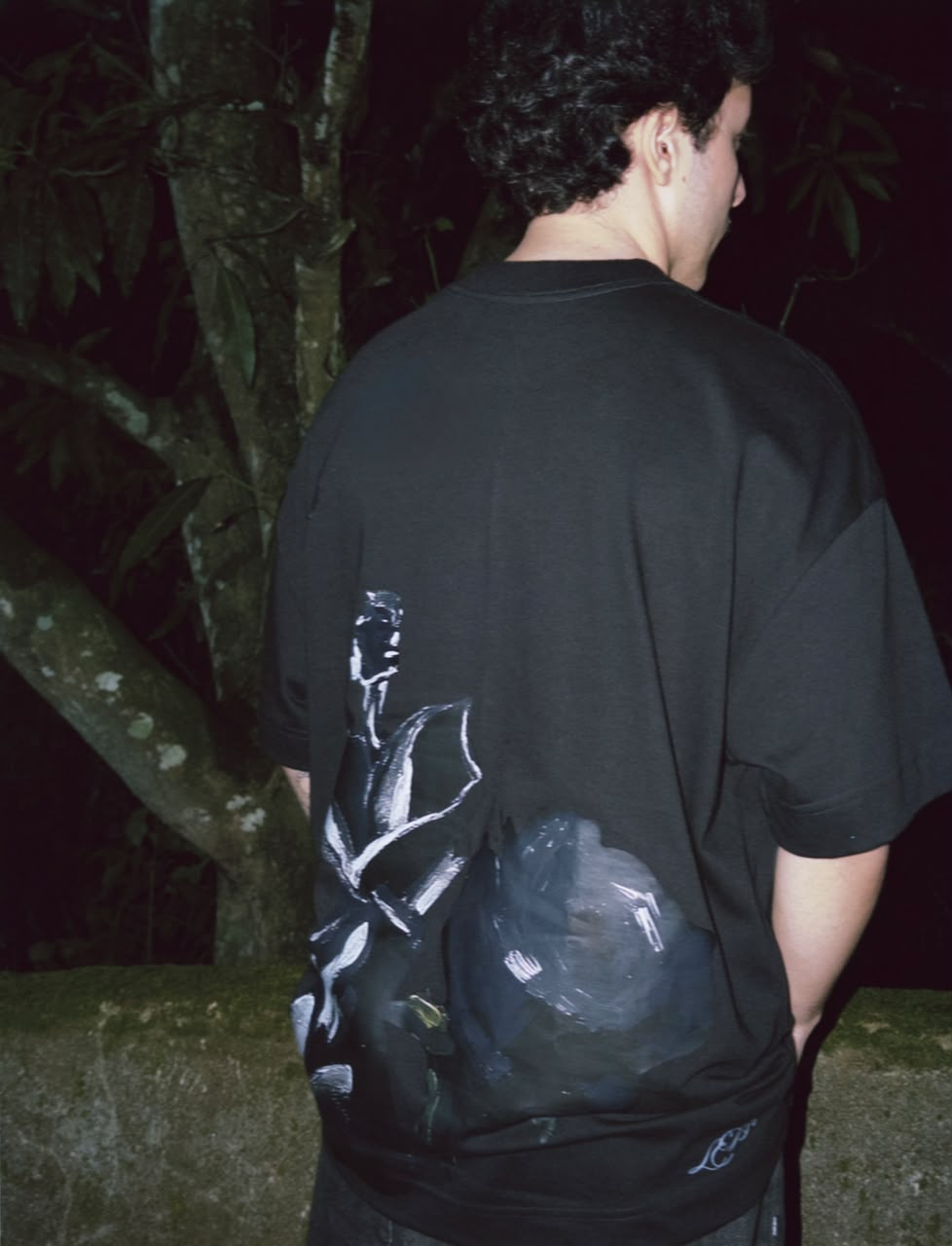 Modelo vestindo a camiseta preta Sublime LEB de costas