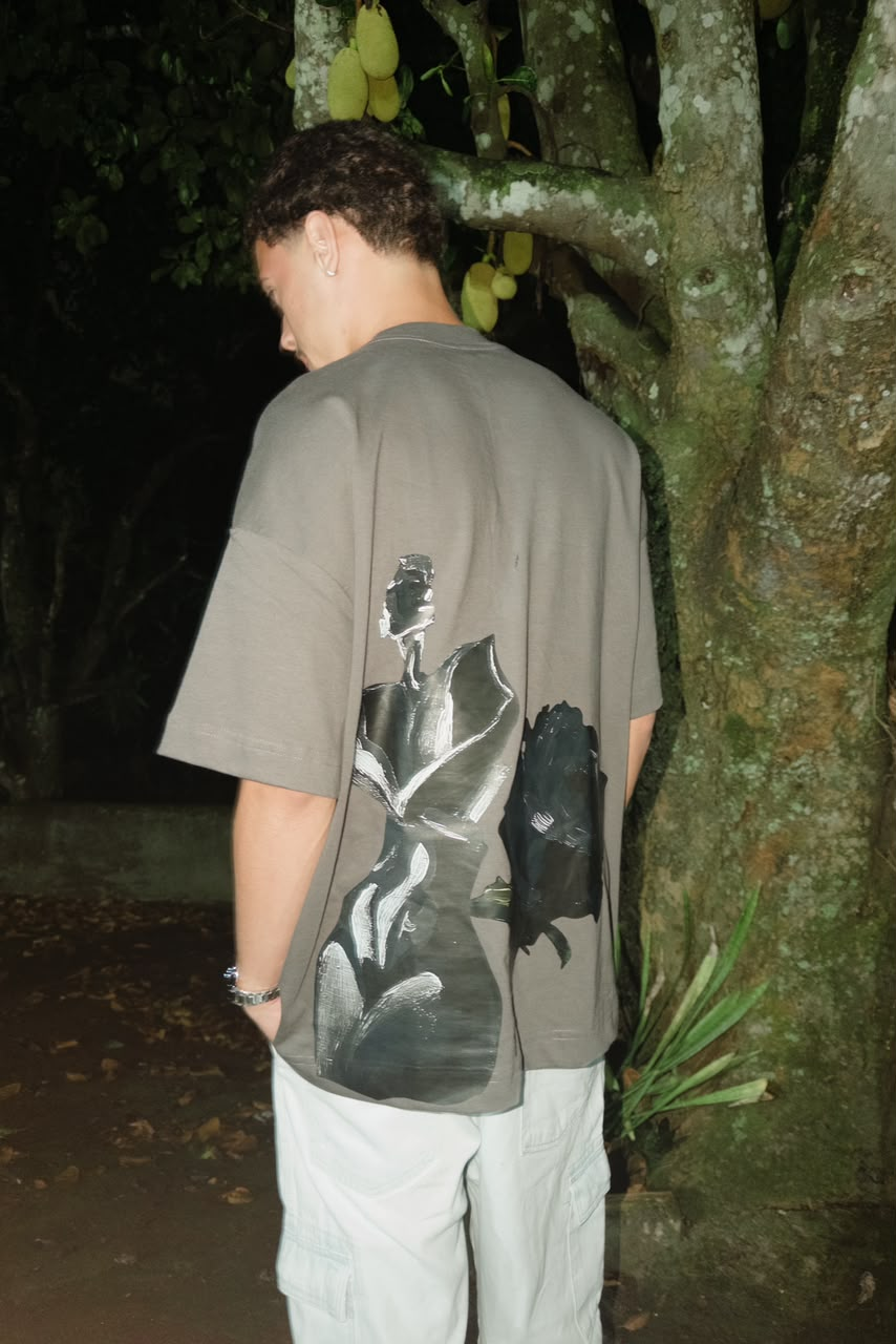 Modelo vestindo a camiseta chumbo Sublime LEB de costas